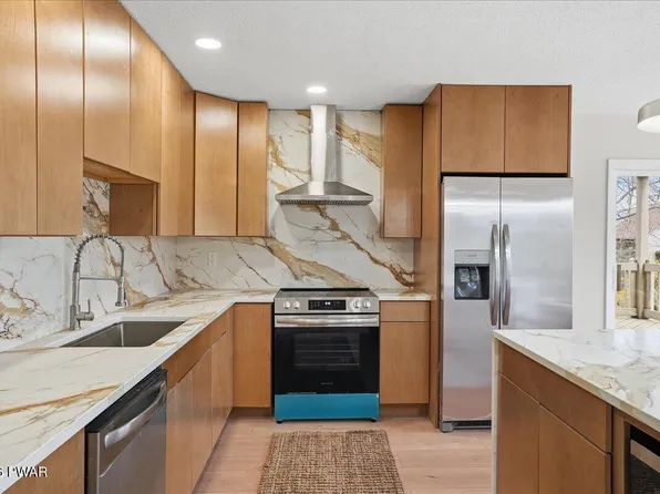 402 Shiny Mountain Ct, Greentown, PA 18426