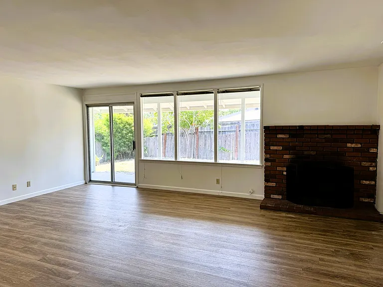 2441 Helena St — Photo 2