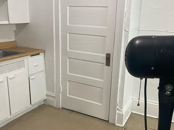 3rd image of 1103 1/2 Washington St W APT 2