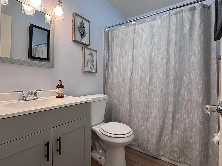 2563 NE Palm Ave — Photo 11