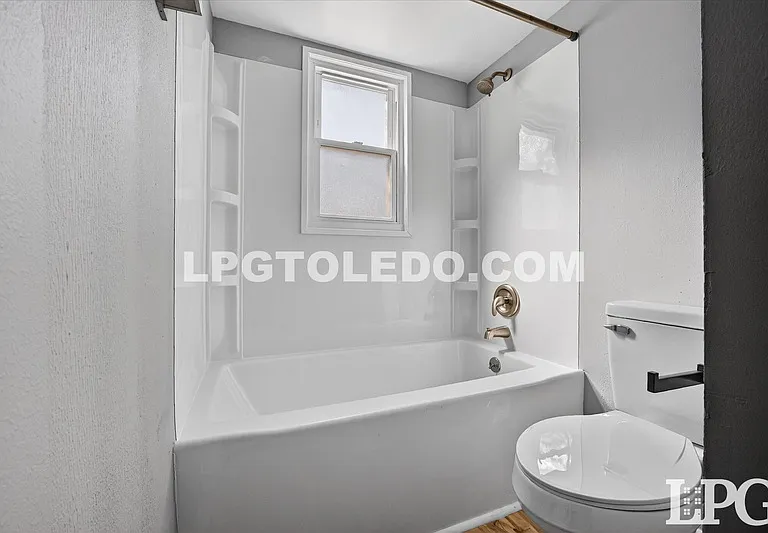 3348 Arlington Ave #8 — Photo 10
