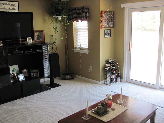 5th image of 19 W Hill Dr #19