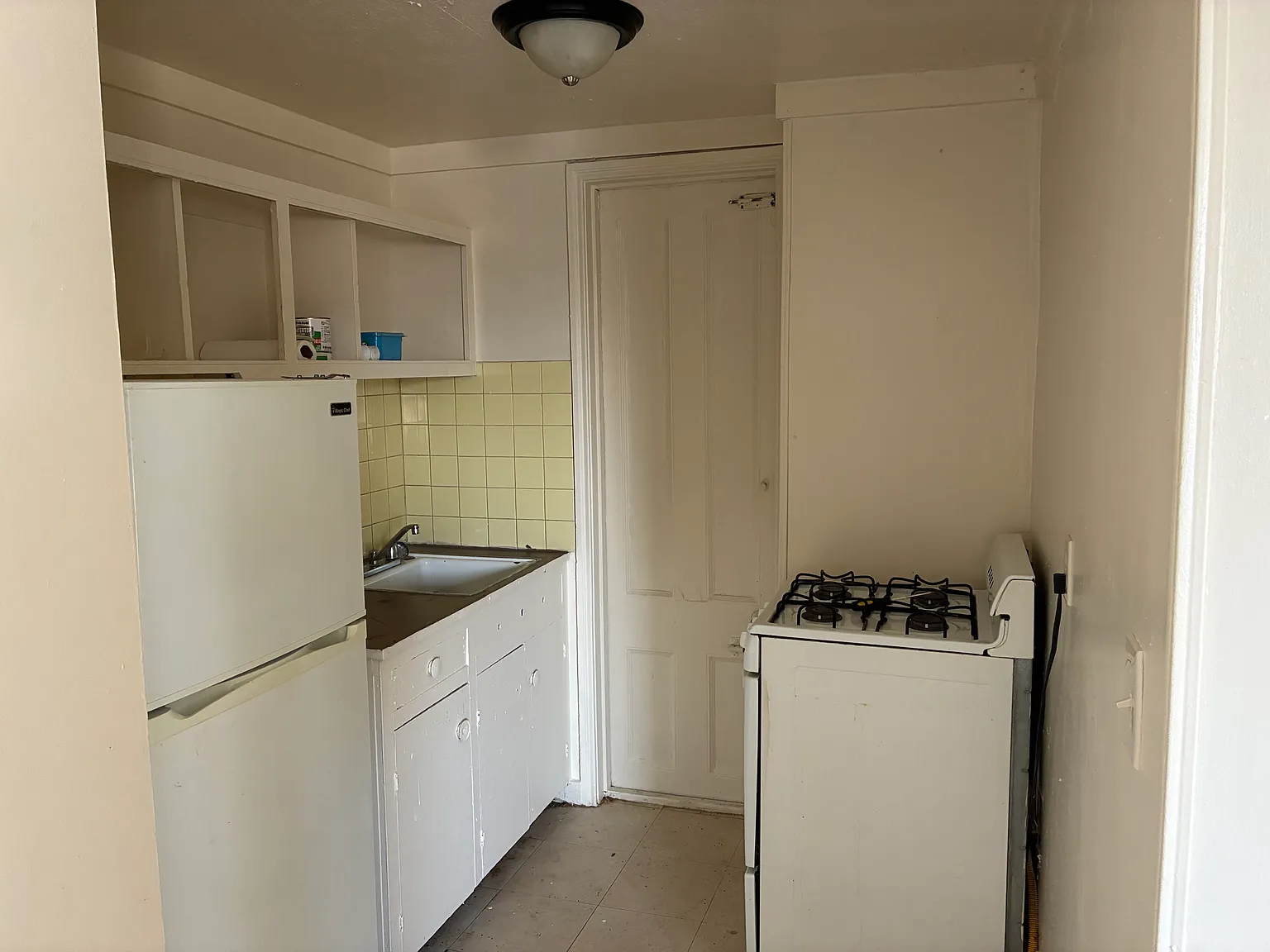 Studio, $900 — Photo 2