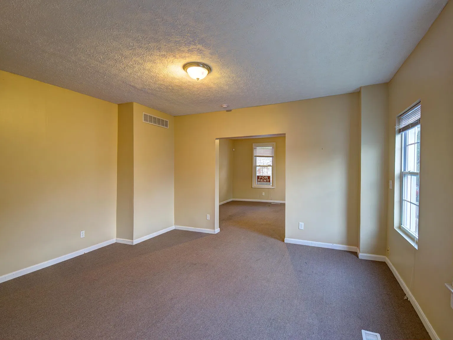 5 bed, 2000 sqft, $2,800 — Photo 3