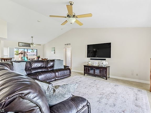 3rd image of 226 SW 44th Ter
