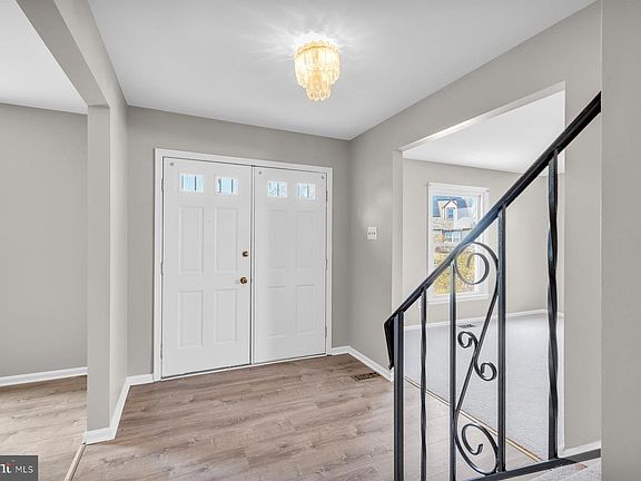 5th image of 215 Hampshire Dr