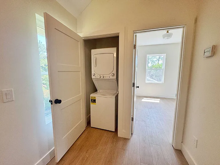 942 Alexander St — Photo 28