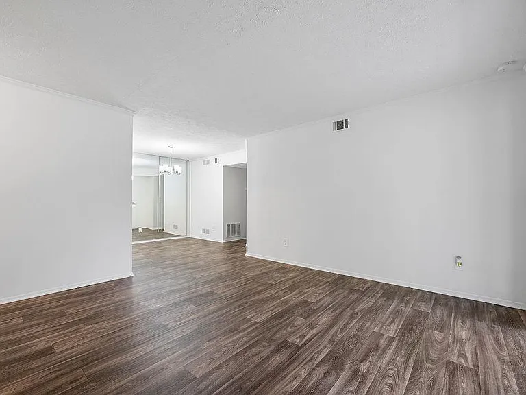 1318 Brockett Pl — Photo 10