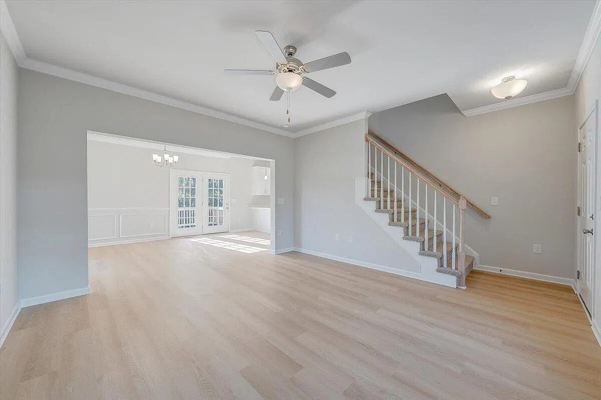 4 bed, 2.5 bath, 1933 sqft, $2,199 — Photo 3