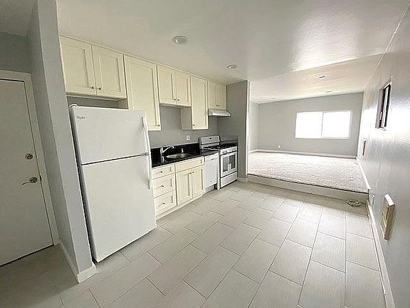 4th image of 2211 Ocean Front Walk #D