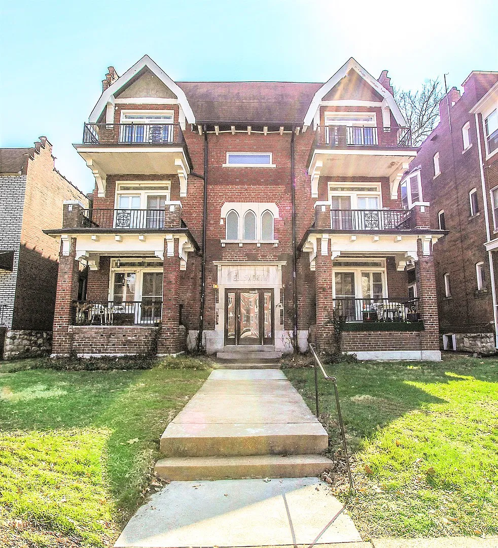 Introducing our newly rehabbed 2-bedroom apartment in the heart of St. Louis! Fall move in special. — Photo 1