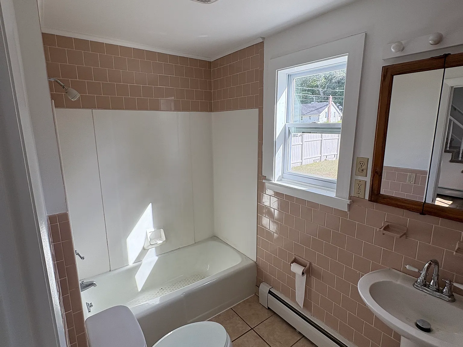 4 bed, $2,100 — Photo 2