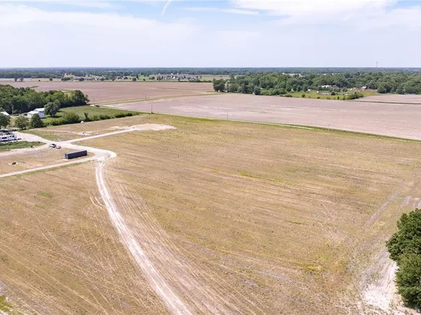 3 W County Line Rd, Brighton, IL 62012