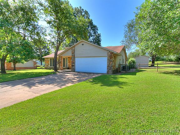 2nd image of 25136 Hickory Ln