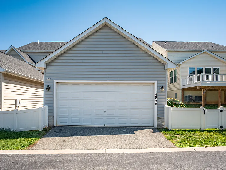 Detached Garage