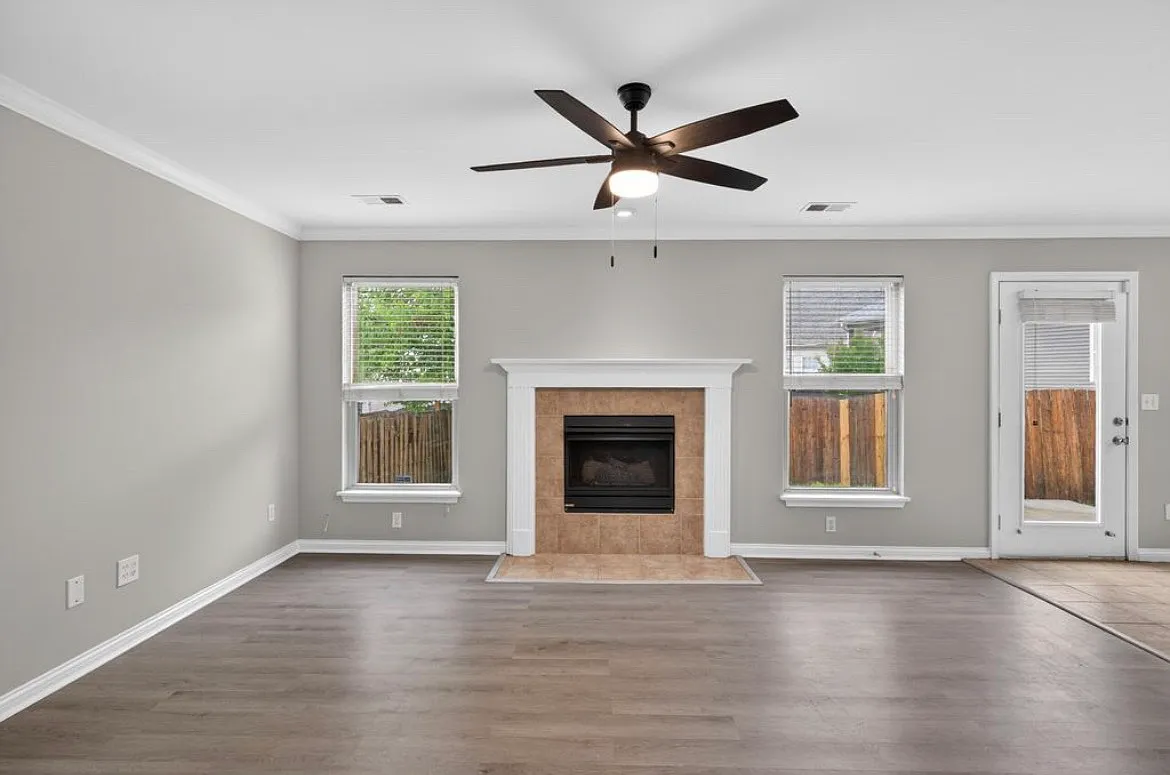 4 bed, 2.5 bath, 1900 sqft, $2,449 — Photo 3