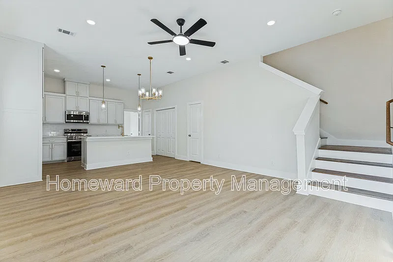4 bed, 2.5 bath, $2,100 — Photo 2