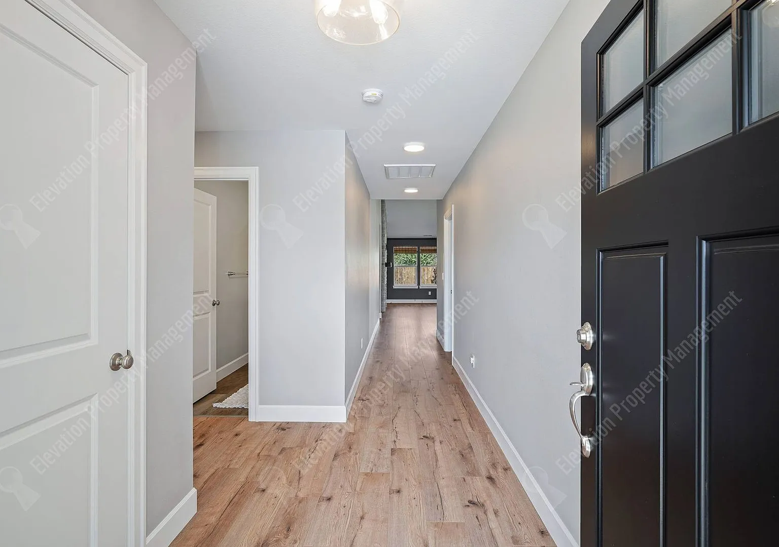 3BR - 2BA Modern Living in a Quiet Cul-de-Sac — Photo 3