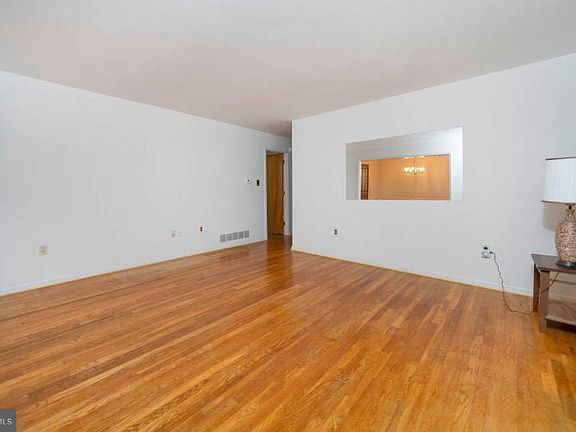 3rd image of 10 Dale Ct