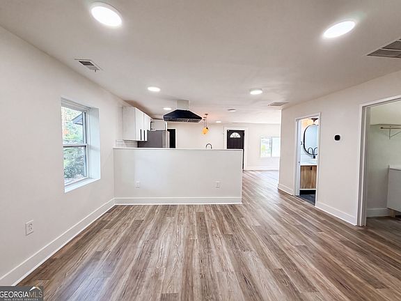 3rd image of 470 Oak Dr