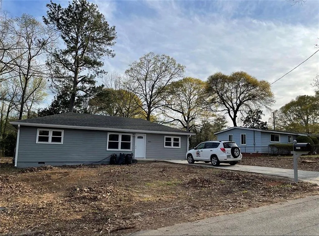 3 bed, 2.0 bath, 1073 sqft, $2,100 — Photo 2