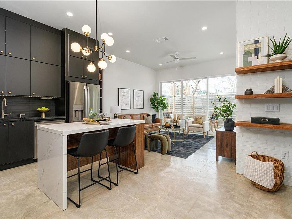 1st image of 924 Cardinal Ln