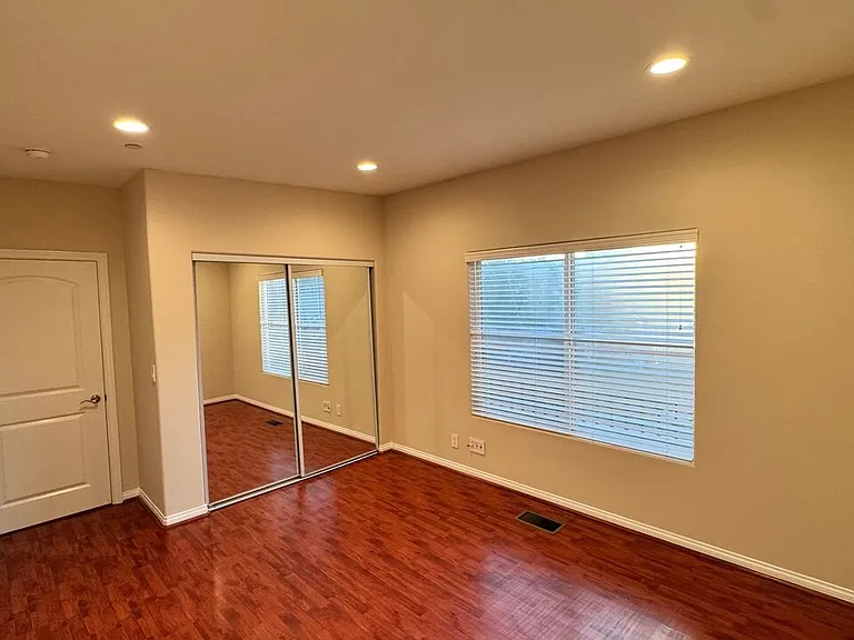 15360 Wyandotte St — Photo 14