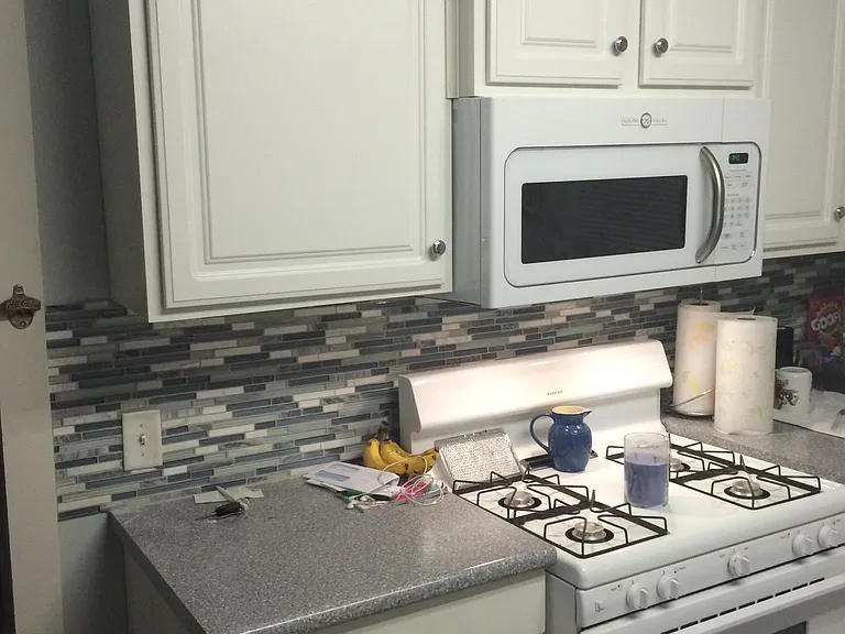 Kitchen with tile backsplash