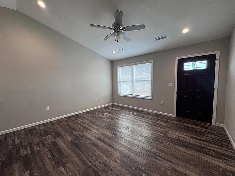 120-126 Stone Ct — Photo 2