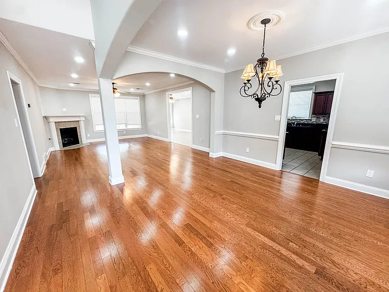 621 Covington Walk Ln S — Photo 2
