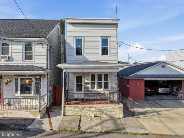 32 Clay St, New Philadelphia, PA 17959