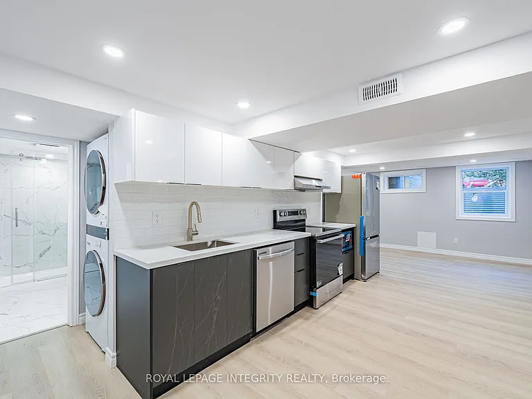 1746 Gage Cres #B — Photo 12