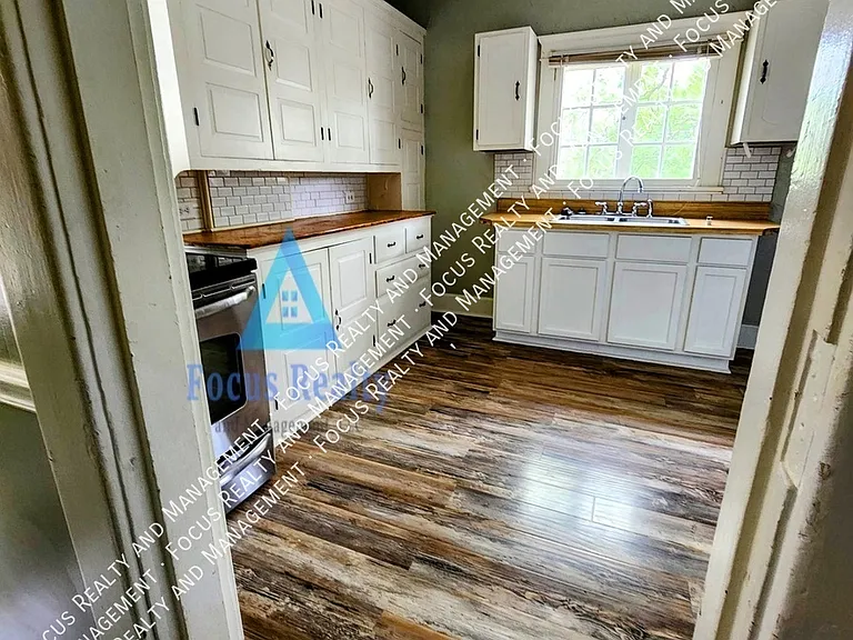 460 Hudson Ave — Photo 4