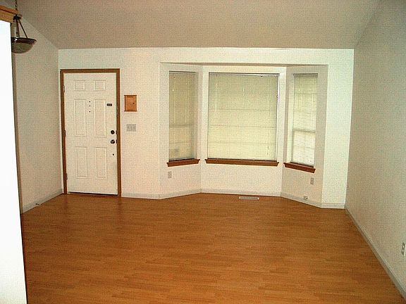 Entry/Living room