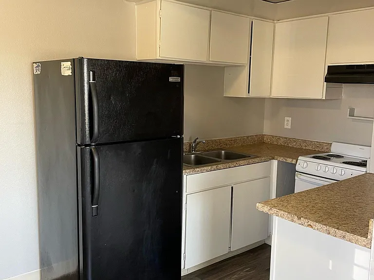 900 Willow St #8 — Photo 3