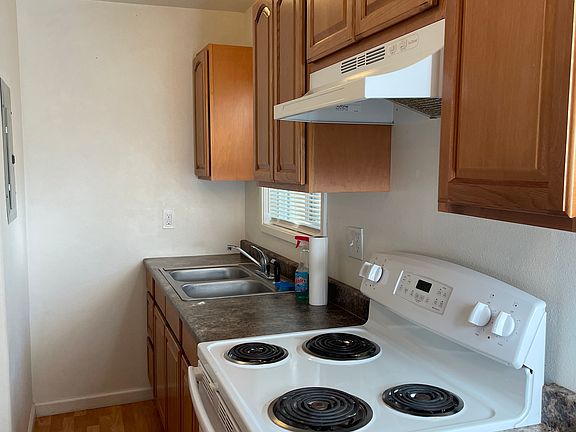4th image of 3486 Lakeshore Blvd #5