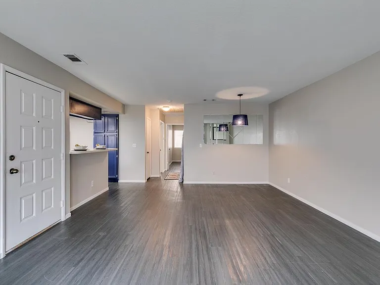 810 N Sloan Ln #103 — Photo 2