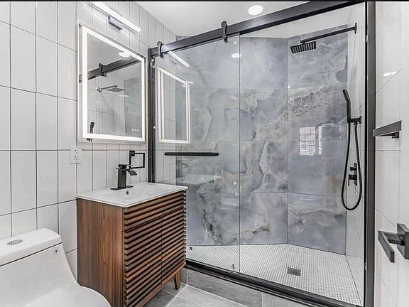 2nd image of 1000 Findlay Ave #2