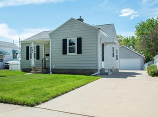 1136 Cornwall Ave, Waterloo, IA 50702
