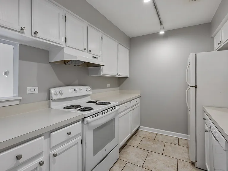 1444 Stonebridge Cir #H3 — Photo 3