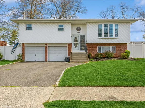 580 N Indiana Avenue, Lindenhurst, NY 11757