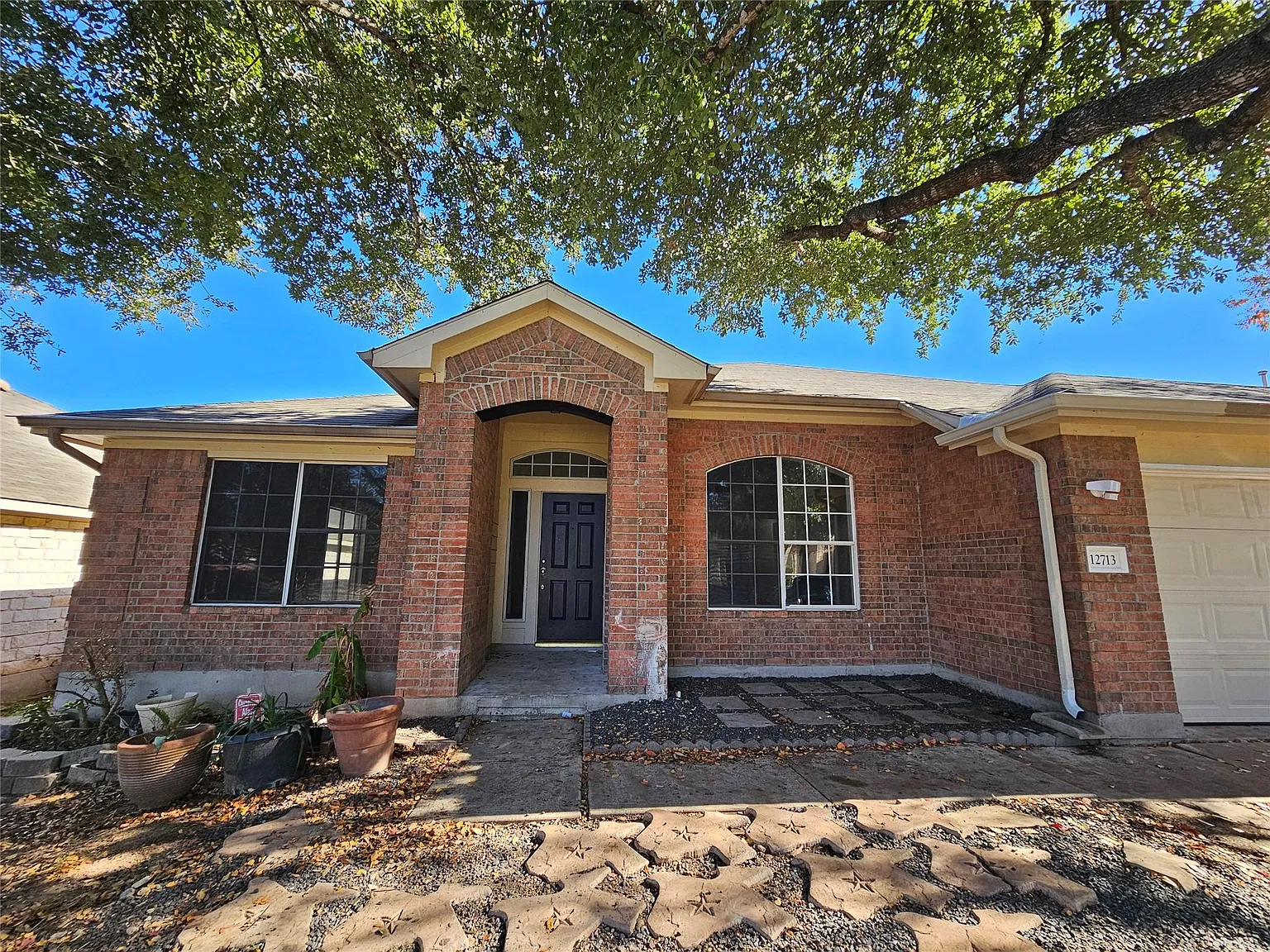 4 bed, 2.0 bath, 2277 sqft, $2,400 — Photo 2
