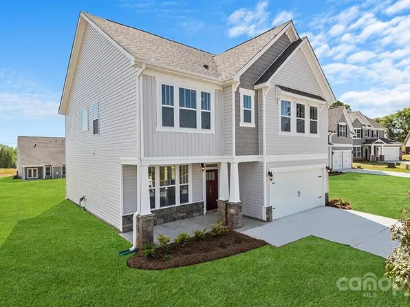 679 Fox Cove Rd, Hendersonville, NC 28792