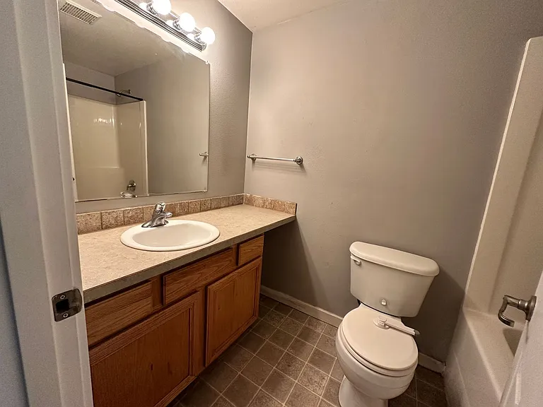 884 Trinity St NE — Photo 11