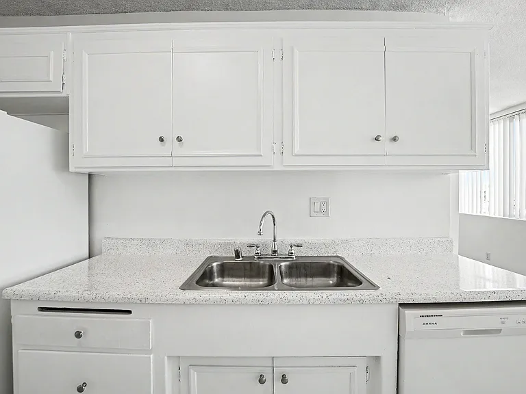 Hollywood Apartments — Photo 12
