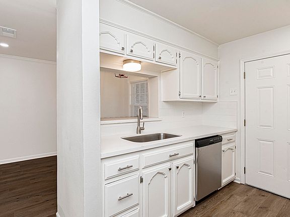 4th image of 4624 Parkoaks Dr APT 23