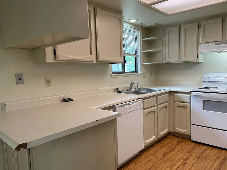 2315 Temple Dr — Photo 10