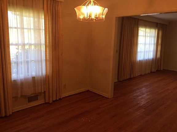 5th image of 1034 E Columbus St