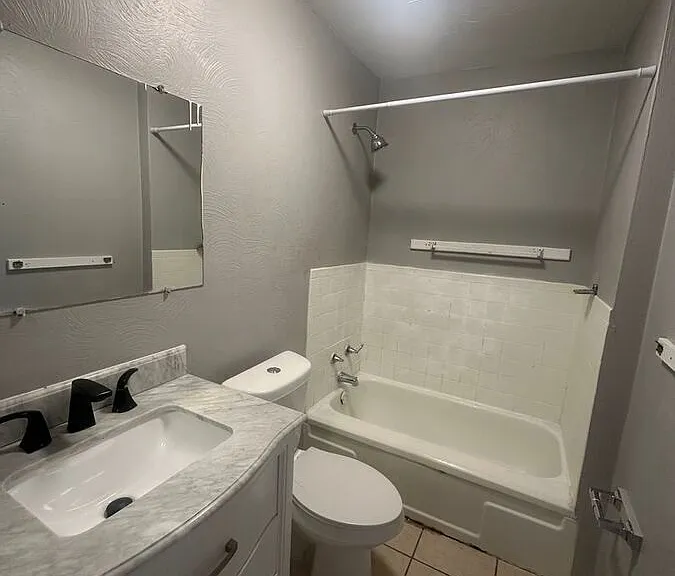 907 Center Ave #4 — Photo 7