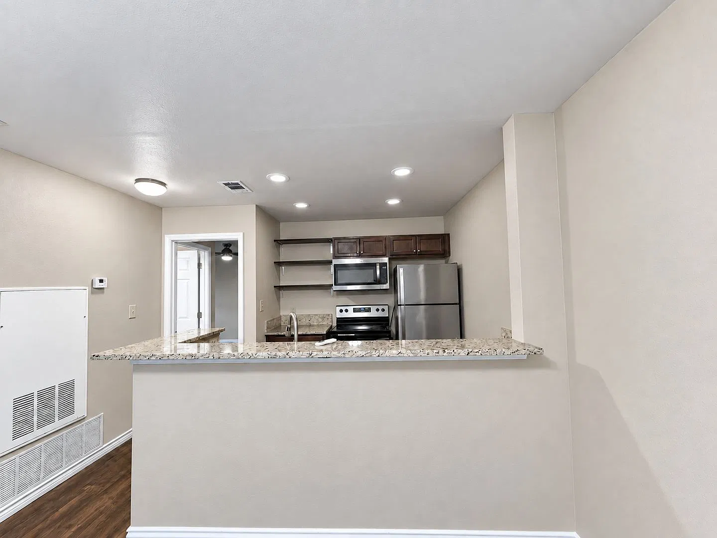 Bright 1-Bedroom Condo with Balcony & Resort-Style Amenities in Devonshire — Photo 4